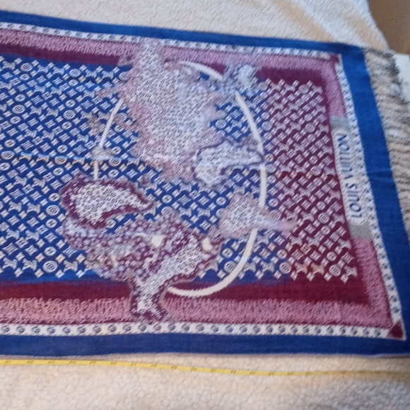 Louis Vuitton World Scarf - Picture 2 of 10